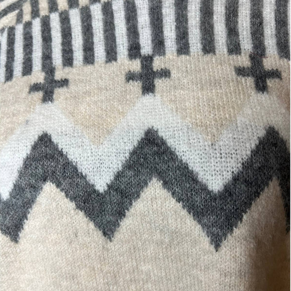 New Market & Spruce Cream Sweater with Gray Stripes and Zigzag Print Size Small - Picture 2 of 6